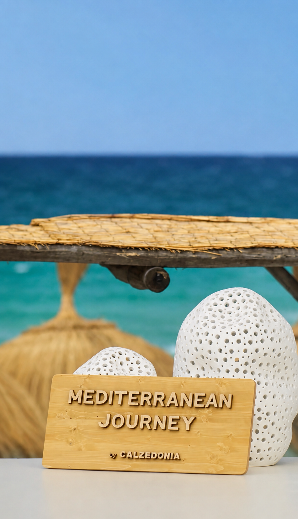 Insegna in legno Calzedonia Mediterranean Journey 2026 con lettering tridimensionale ambientata durante l’evento