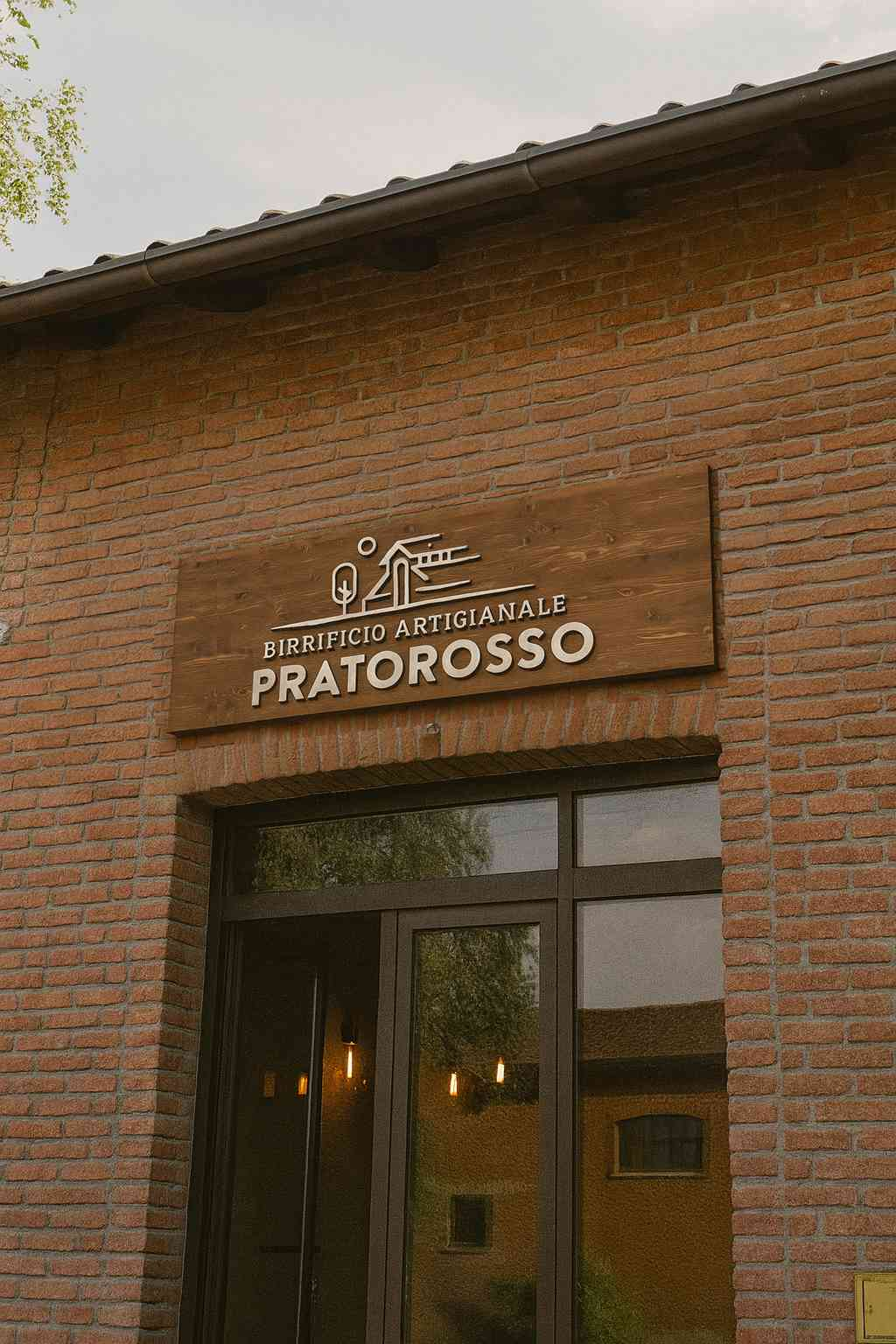 Insegna in legno con lettere a rilievo per Birrificio Artigianale Pratorosso