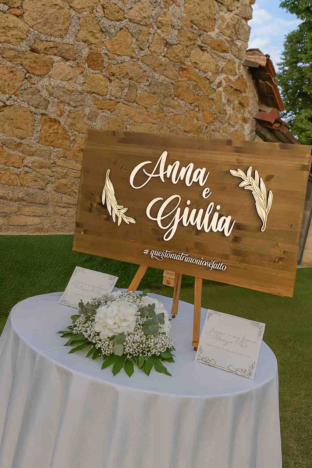 Insegna in legno personalizzata per matrimonio con nomi degli sposi