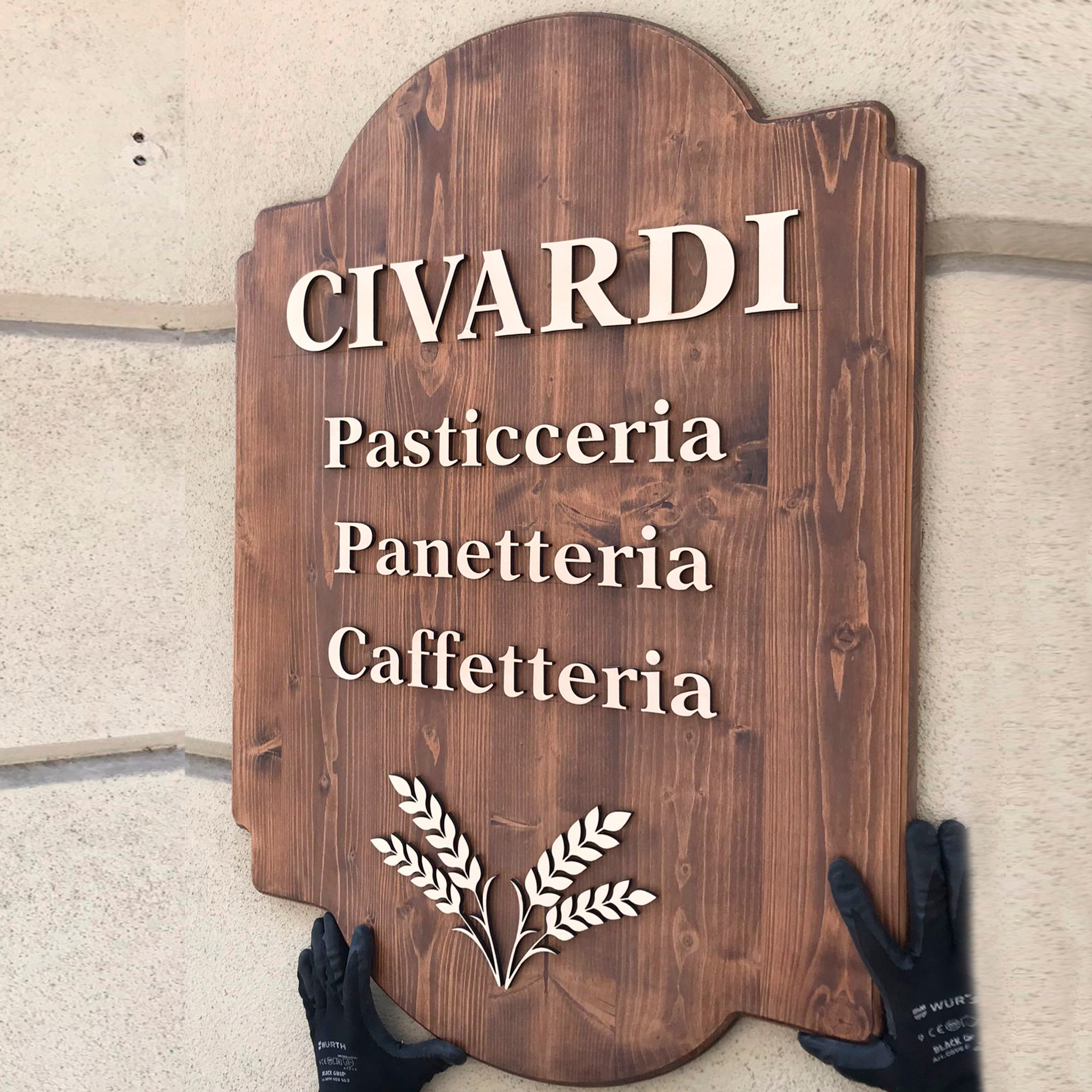 Insegna in legno personalizzata per Pasticceria Civardi a Broni, con lettere a rilievo e sagoma decorativa