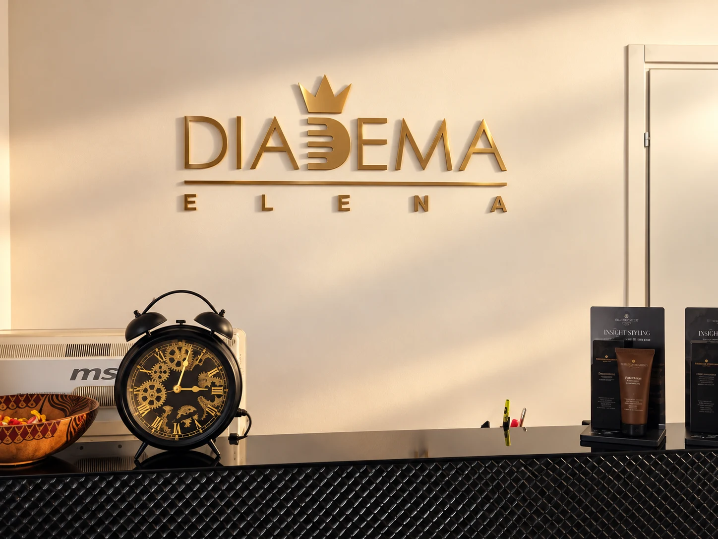 Insegna Diadema Elena in plexiglass oro su fondo trasparente nella reception del salone a Gottolengo, immagine rielaborata