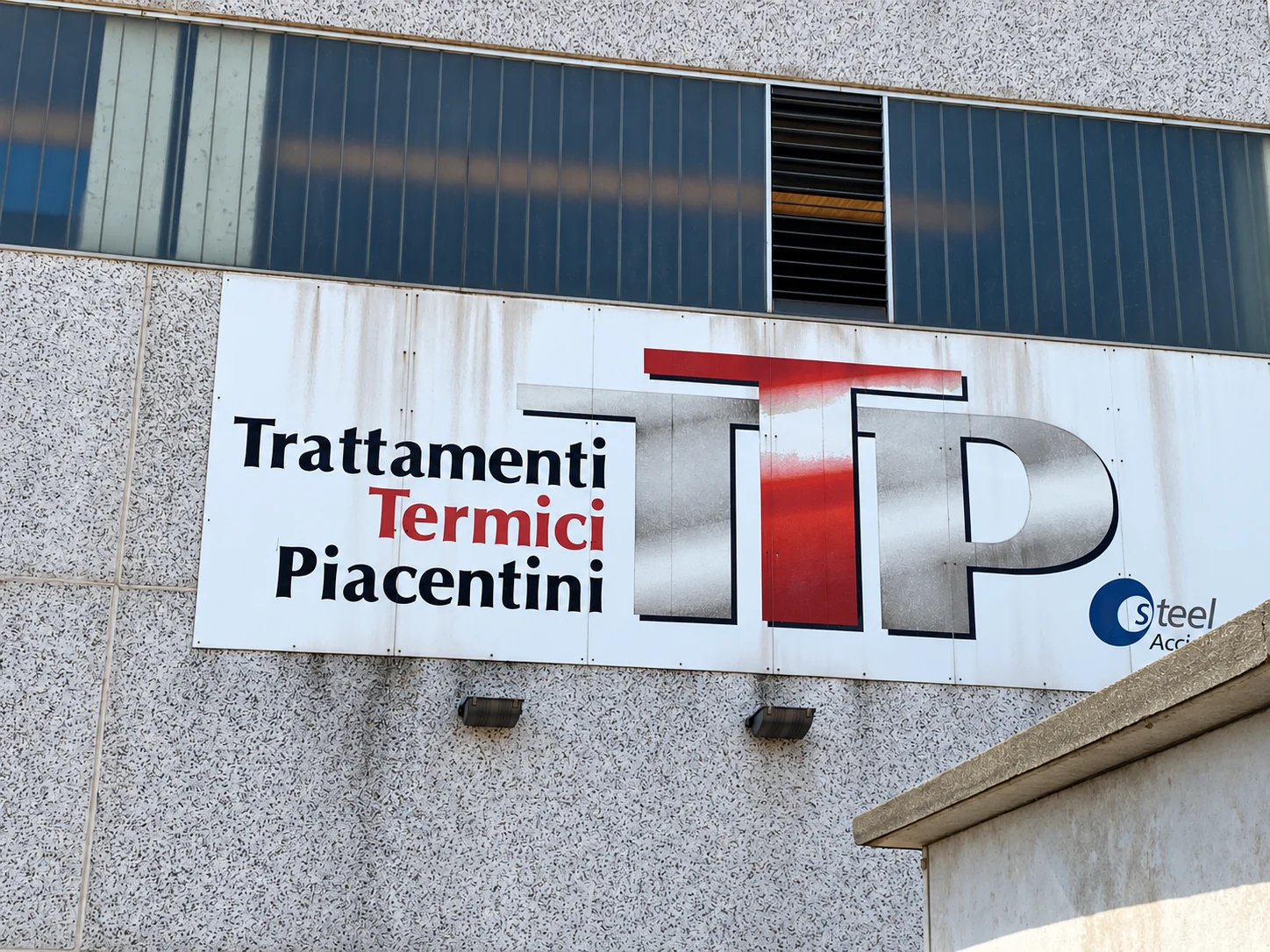Vecchia insegna TTP su pannello prima della sostituzione con lettere a rilievo