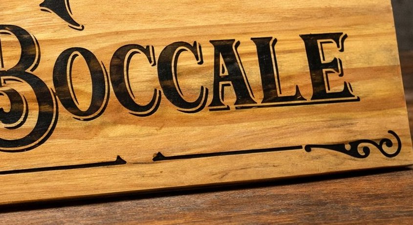 dettaglio venatura legno con incisione a fuoco insegna vecchio boccale alta definizione