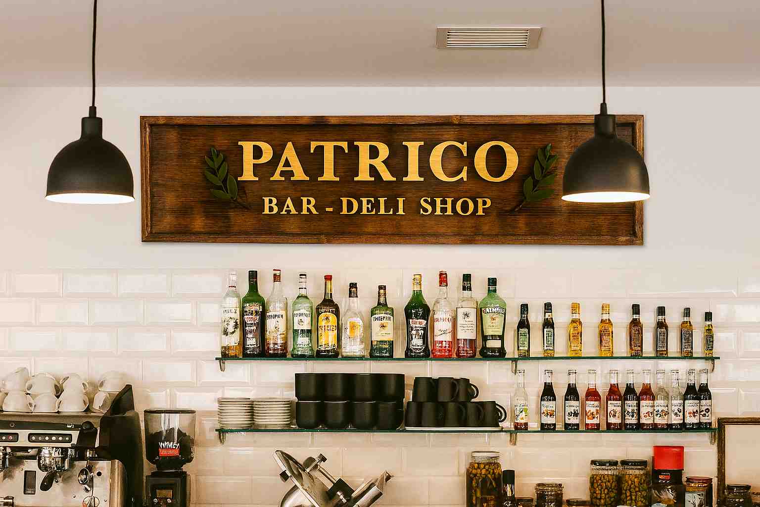 Insegna in legno decorata con foglie laterali e scritta Patrico