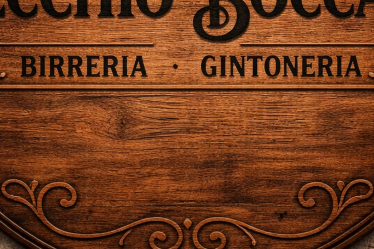dettaglio logo inciso a fuoco su insegna in legno vecchio boccale