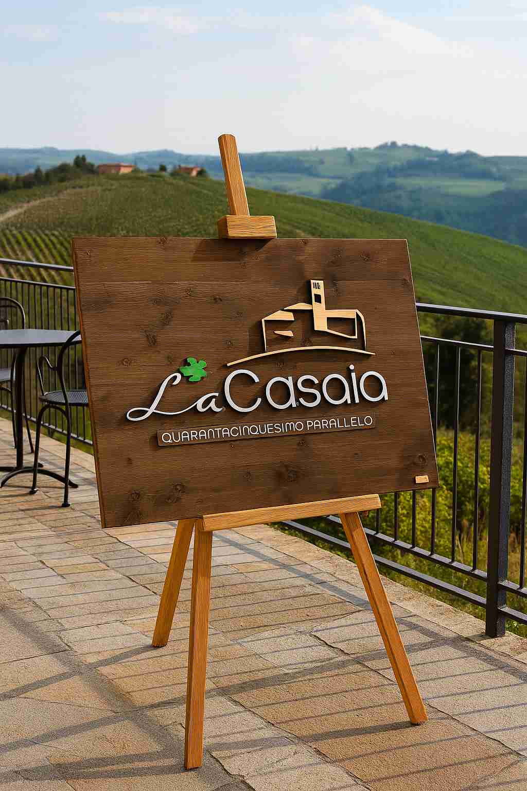 Targa espositiva in legno su cavalletto con logo La Casaia