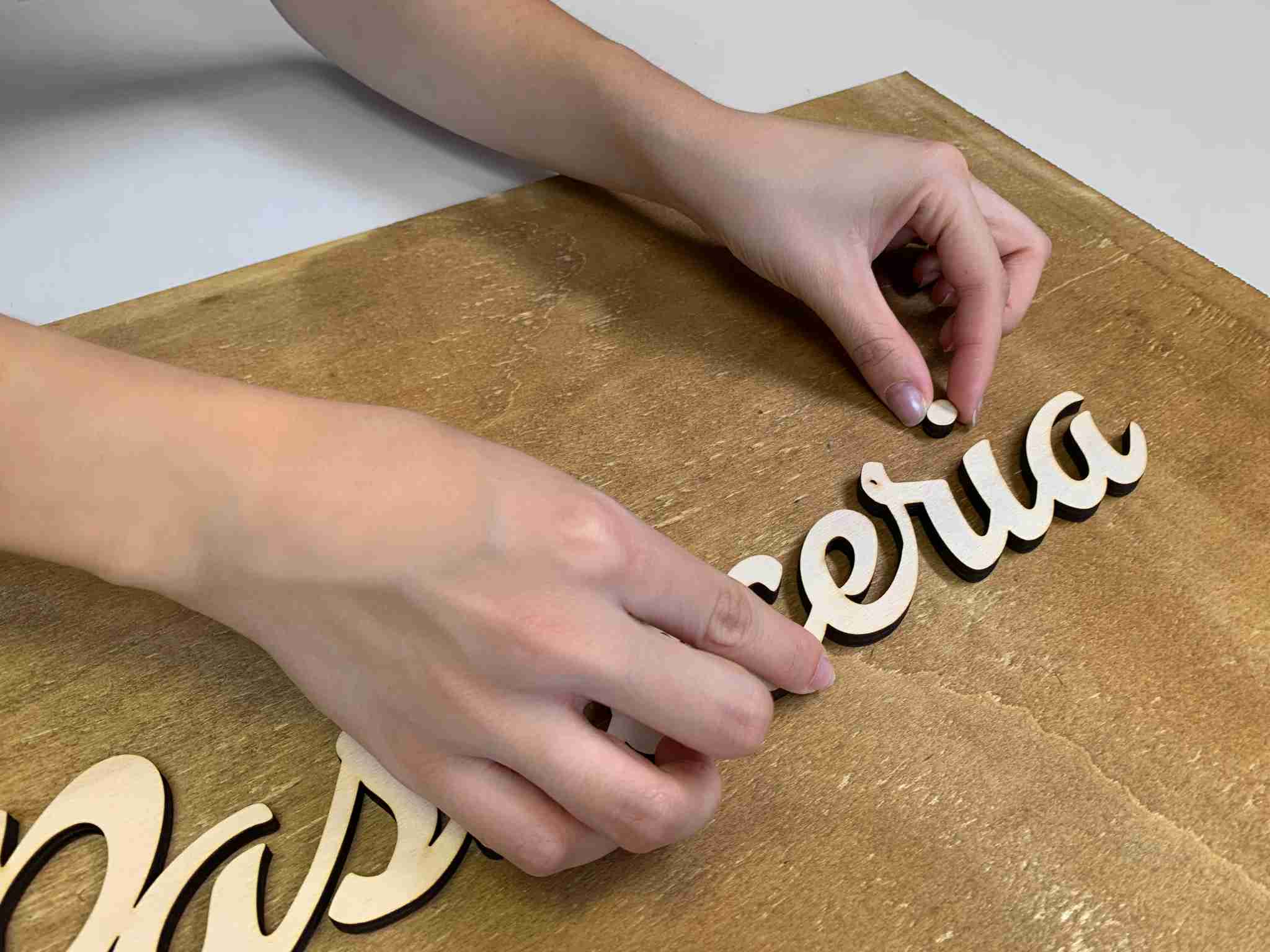 lavorazione artigianale insegna in legno