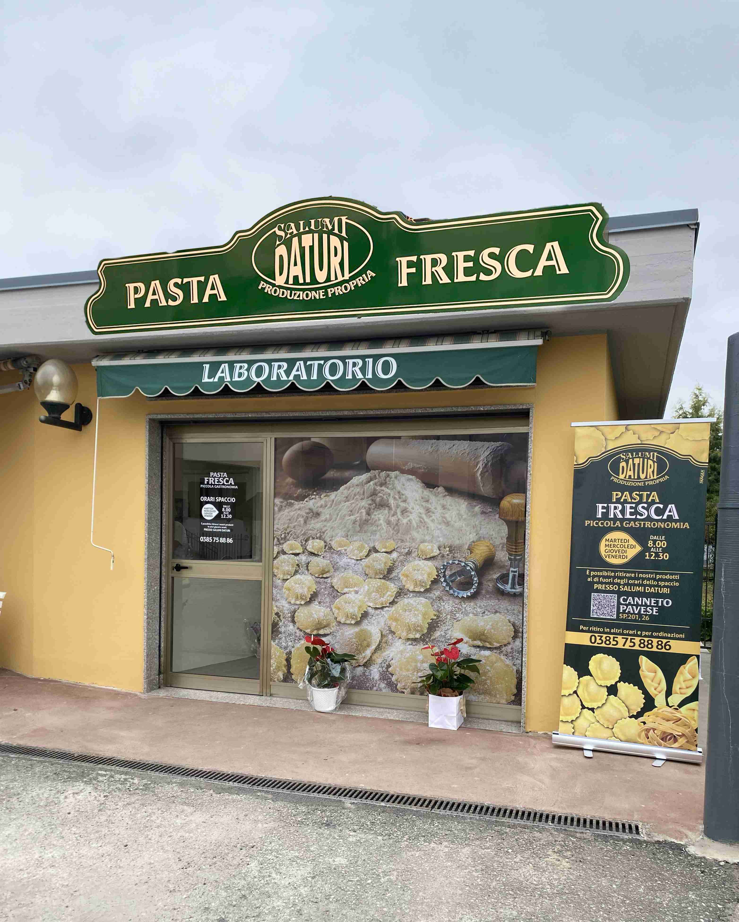Insegna o targa in alluminio artigianale: insegna salumi daturi alluminio sagomato vinile prespaziato vetrofania personalizzate pangeacomunicazione