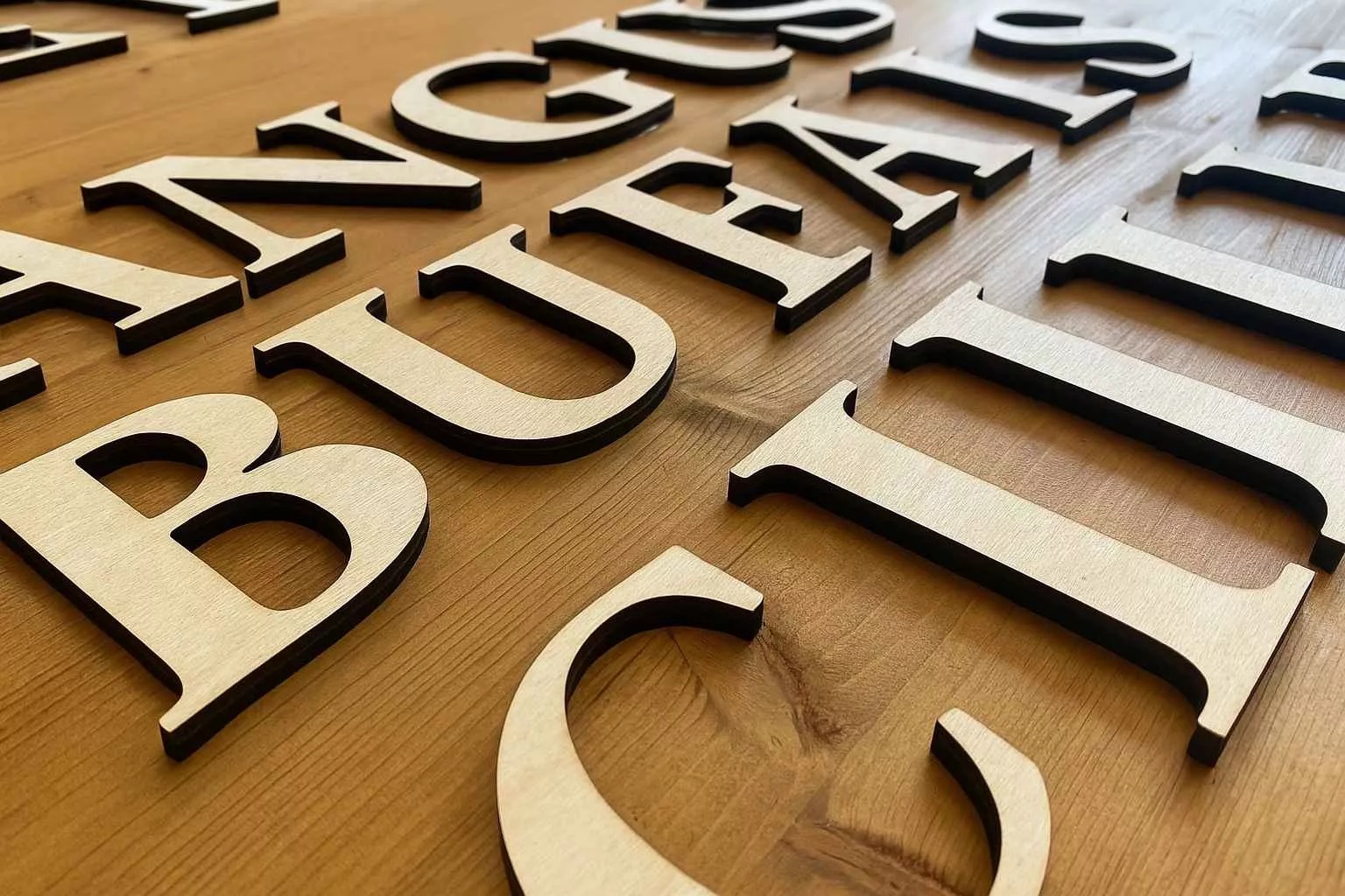 Lettere 3D in legno tagliate al laser per insegne artigianali personalizzate. Ideali per locali, negozi e aziende, garantiscono un forte impatto visivo grazie al contrasto tra superfici chiare e profilo scuro. Realizzate con finiture di pregio, sono perfette per chi cerca qualità, design e durata.