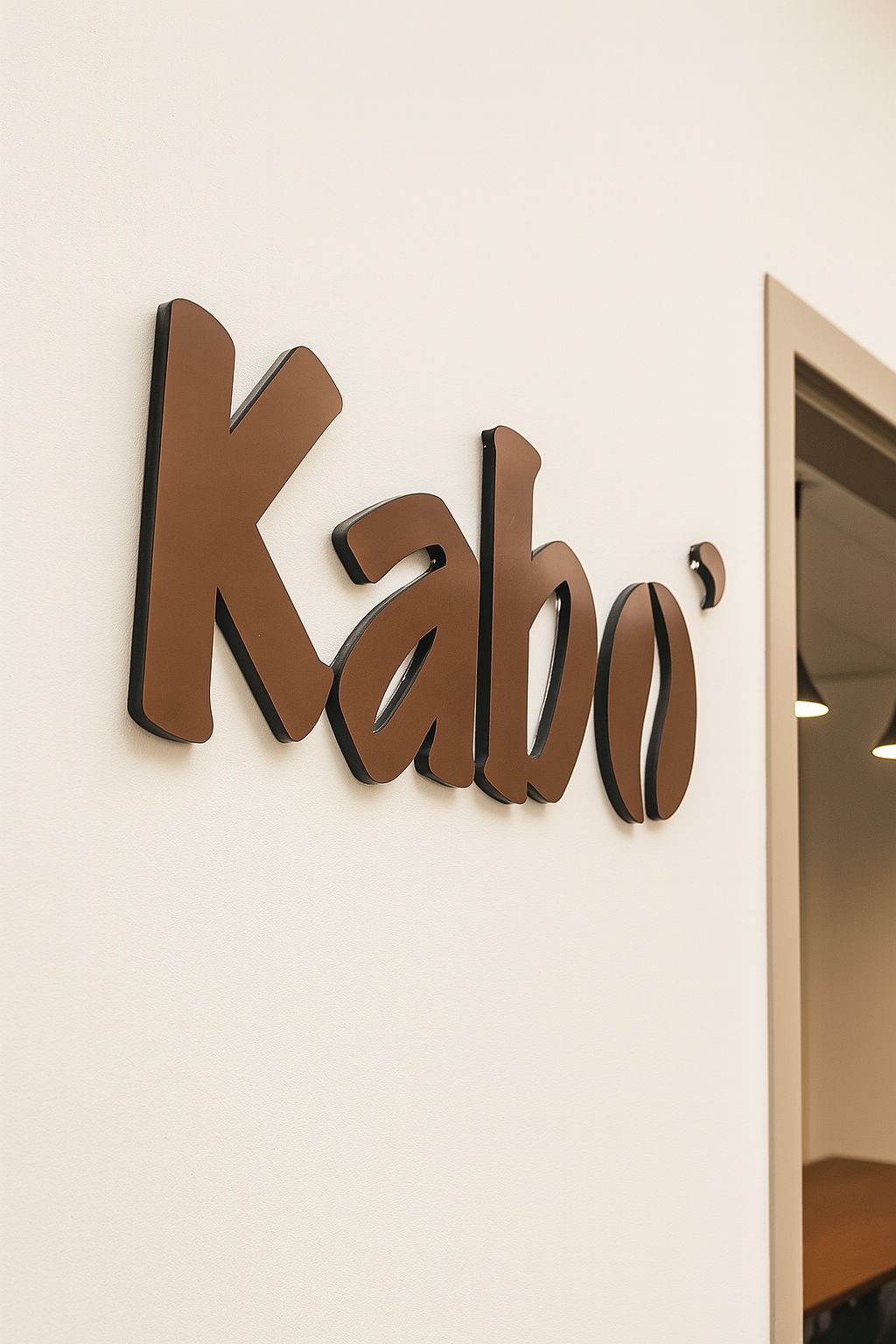 Insegna artigianale in plexiglass o materiale composito – insegna kabo lettere acrilico bronzo taglio laser artigianale pangeacomunicazione